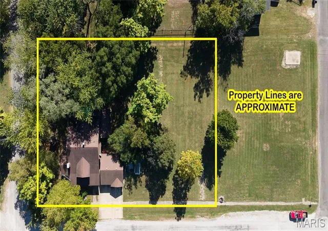 Photo 3 of Single family home for sale at 322 E Main St, Brownstown, IL 62418 | MLS# MIS26064434 | Listing updated on 2026-10-16