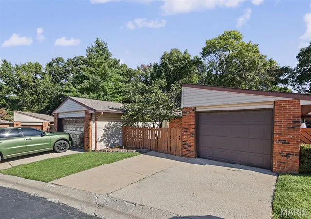 Photo 3 of Condo for sale at 6 Parkridge, Belleville, IL 62226 | MLS# MIS26064449 | Listing updated on 2026-10-09