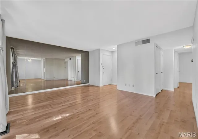Listing Photo 4 - Condo for sale in building located at 1138 S Mason Rd, Saint Louis, MO 63131