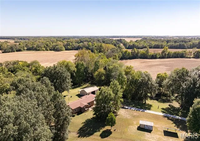 Photo 1 of Manufactured home for sale at 1406 Niemanville Trl, Walshville, IL 62091 | MLS# MIS26064468 | Listing updated on 2026-10-10