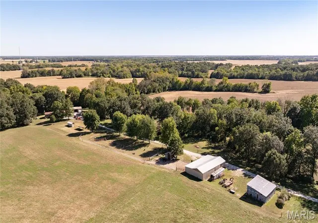 Photo 3 of Manufactured home for sale at 1406 Niemanville Trl, Walshville, IL 62091 | MLS# MIS26064468 | Listing updated on 2026-10-10