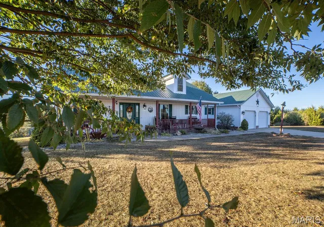 Photo 3 of Single family home for sale at 18511 Deer Run Ln, Phillipsburg, MO 65722 | MLS# MIS26064470 | Listing updated on 2026-10-07