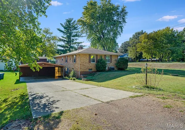 Photo 2 of Single family home for sale at 355 Glen Carbon Rd, Glen Carbon, IL 62034 | MLS# MIS26064474 | Listing updated on 2026-10-09