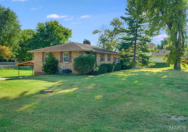 Photo 4 of Single family home for sale at 355 Glen Carbon Rd, Glen Carbon, IL 62034 | MLS# MIS26064474 | Listing updated on 2026-10-09