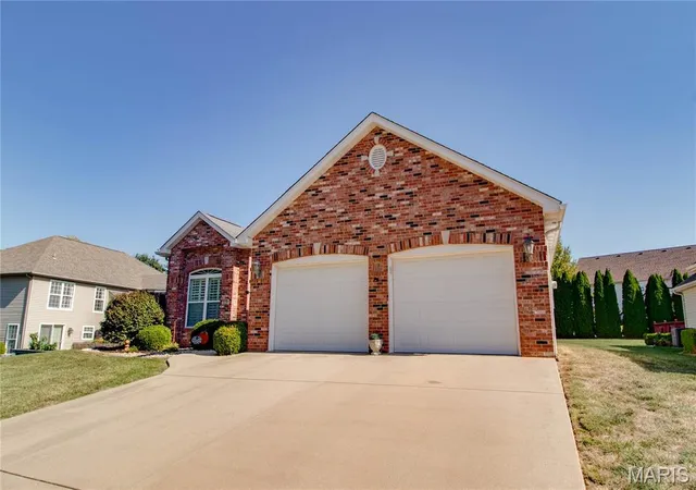Photo 2 of Sale Pending at 4629 Wisteria Dr, Alton, IL 62002 | MLS# MIS26064478 | Listing updated on 2026-10-20