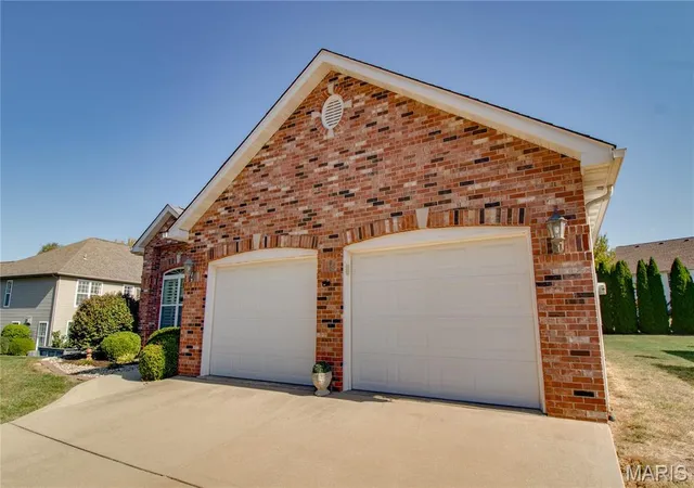 Photo 3 of Sale Pending at 4629 Wisteria Dr, Alton, IL 62002 | MLS# MIS26064478 | Listing updated on 2026-10-20