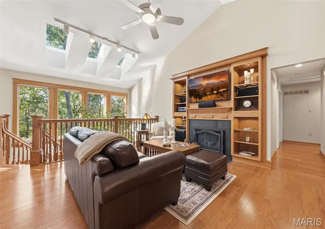 Photo 3 of Single family home for sale at 1118 Westrun Dr, Ballwin, MO 63021 | MLS# MIS26064510 | Listing updated on 2026-10-29
