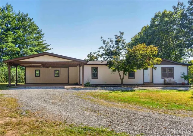 Photo 1 of Single family home for sale at 1358 Mule Rd, Columbia, IL 62236 | MLS# MIS26064524 | Listing updated on 2026-10-13