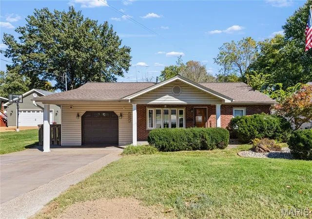 Photo 3 of Single family home for sale at 1005 Saint Joseph St, Florissant, MO 63031 | MLS# MIS26064525 | Listing updated on 2026-10-10