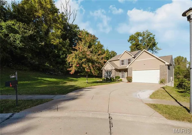 Photo 2 of Single family home for sale at 1599 Laurel Blfs Dr, Hazelwood, MO 63042 | MLS# MIS26064526 | Listing updated on 2026-10-09