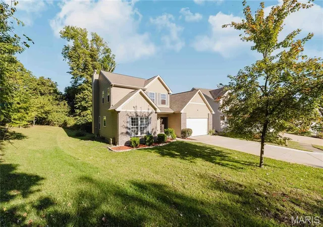 Photo 3 of Single family home for sale at 1599 Laurel Blfs Dr, Hazelwood, MO 63042 | MLS# MIS26064526 | Listing updated on 2026-10-09