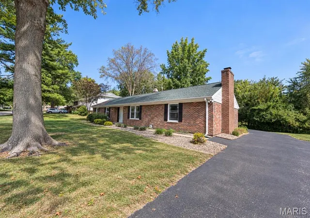 Photo 3 of Single family home for sale at 10 Tumbleweed Dr, Belleville, IL 62221 | MLS# MIS26064542 | Listing updated on 2026-10-09