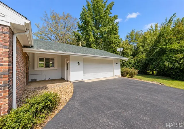 Photo 3 of Single family home for sale at 10 Tumbleweed Dr, Belleville, IL 62221 | MLS# MIS26064542 | Listing updated on 2026-10-09