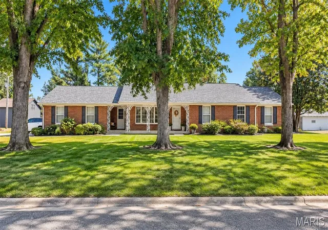 Photo 2 of Sale Pending at 728 S Moore St, Nashville, IL 62263 | MLS# MIS26064550 | Listing updated on 2026-10-12