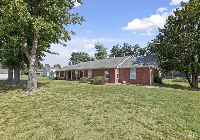Photo 3 of Sale Pending at 728 S Moore St, Nashville, IL 62263 | MLS# MIS26064550 | Listing updated on 2026-10-12