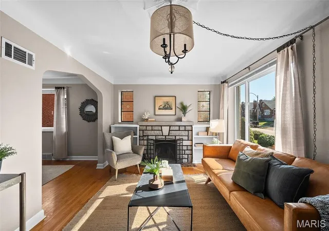 Photo 4 of Single family home for sale at 6989 Hillsland Ave, Saint Louis, MO 63109 | MLS# MIS26064564 | Listing updated on 2026-10-19
