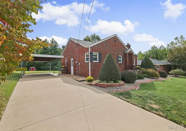 Photo 1 of Single family home for sale at 110 E Country Ln, Collinsville, IL 62234 | MLS# MIS26064576 | Listing updated on 2026-10-08