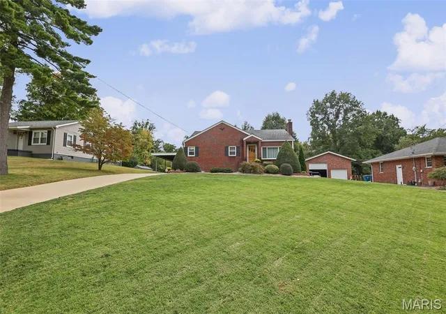 Photo 2 of Single family home for sale at 110 E Country Ln, Collinsville, IL 62234 | MLS# MIS26064576 | Listing updated on 2026-10-08