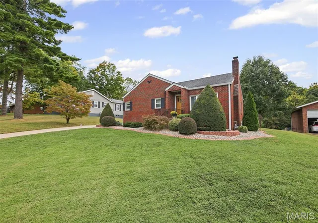 Photo 3 of Single family home for sale at 110 E Country Ln, Collinsville, IL 62234 | MLS# MIS26064576 | Listing updated on 2026-10-08