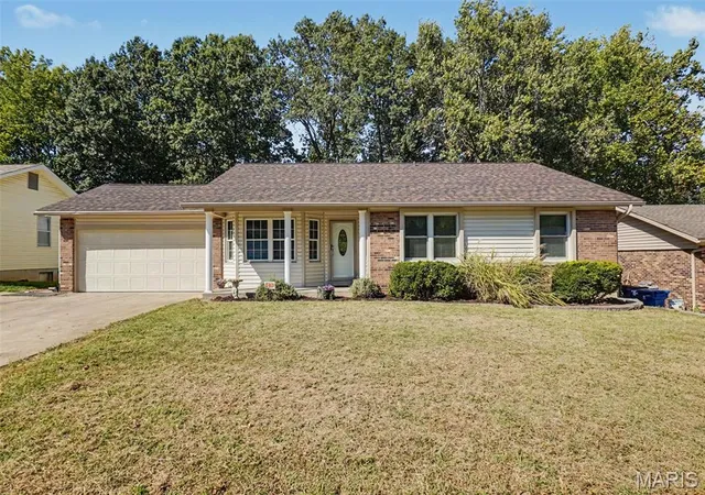 Photo 3 of Single family home for sale at 1607 Treetop Dr, Saint Charles, MO 63303 | MLS# MIS26064578 | Listing updated on 2026-10-09