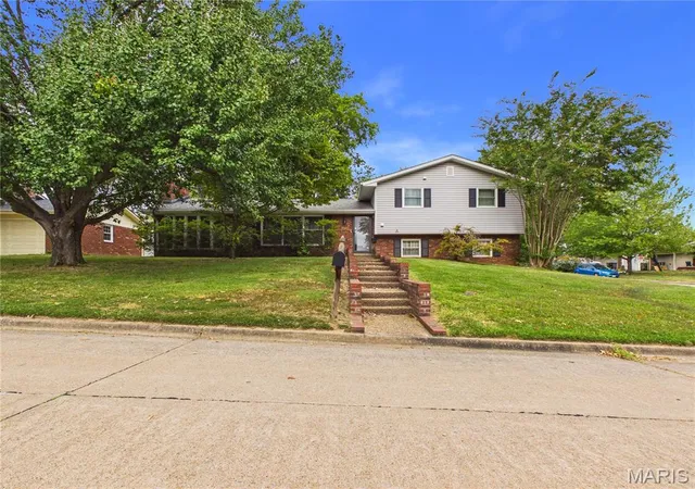 Single family home for sale at 2002 Robinhood Cir, Cape Girardeau, MO 63701 | MLS# MIS26064582