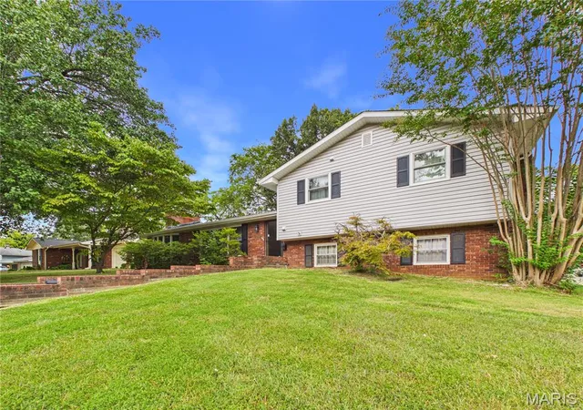 Photo 1 of Single family home for sale at 2002 Robinhood Cir, Cape Girardeau, MO 63701 | MLS# MIS26064582 | Listing updated on 2026-10-09