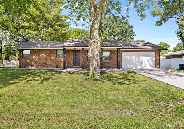 Photo 2 of Single family home for sale at 34 Belair Ct, Maryville, IL 62062 | MLS# MIS26064592 | Listing updated on 2026-10-07