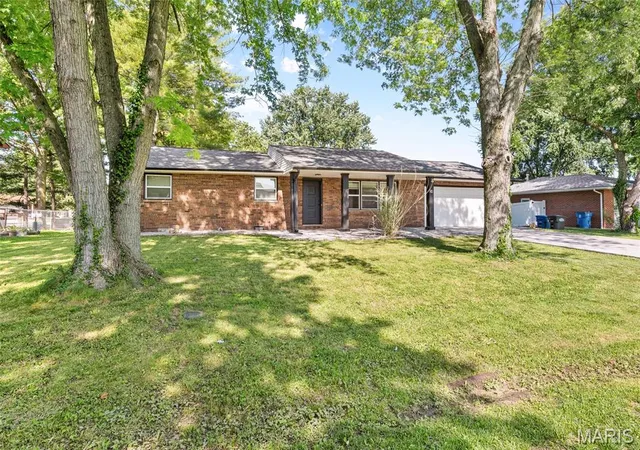 Photo 3 of Single family home for sale at 34 Belair Ct, Maryville, IL 62062 | MLS# MIS26064592 | Listing updated on 2026-10-07