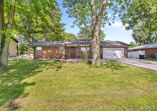 Photo 3 of Single family home for sale at 34 Belair Ct, Maryville, IL 62062 | MLS# MIS26064592 | Listing updated on 2026-10-07
