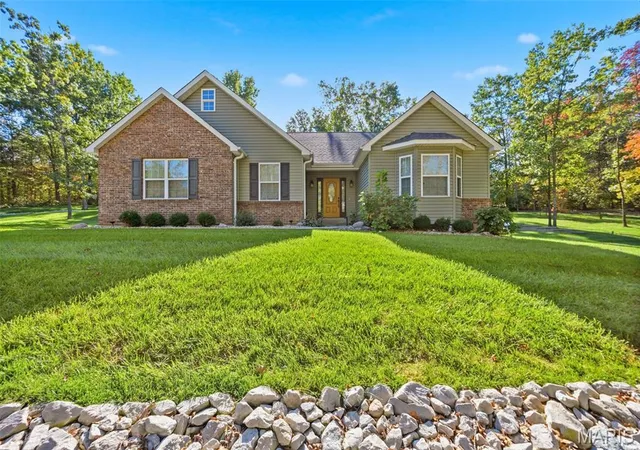 Photo 4 of Single family home for sale at 6576 S Lakeshore Dr, Hillsboro, MO 63050 | MLS# MIS26064595 | Listing updated on 2026-10-21