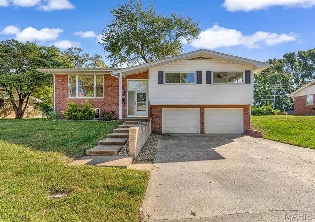 Photo 1 of Single family home for sale at 10 President Way, Belleville, IL 62226 | MLS# MIS26064599 | Listing updated on 2026-10-08