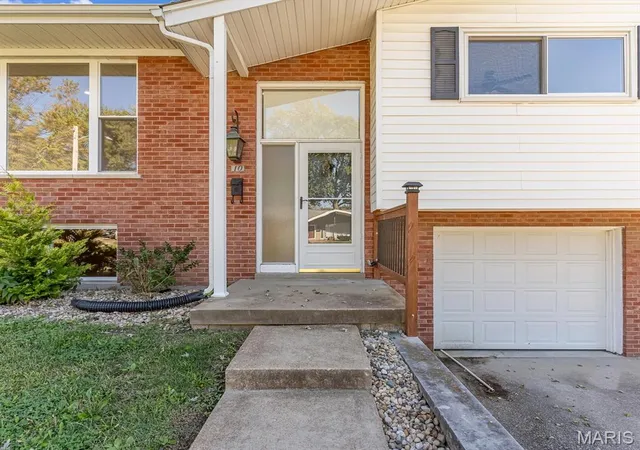 Photo 2 of Single family home for sale at 10 President Way, Belleville, IL 62226 | MLS# MIS26064599 | Listing updated on 2026-10-08