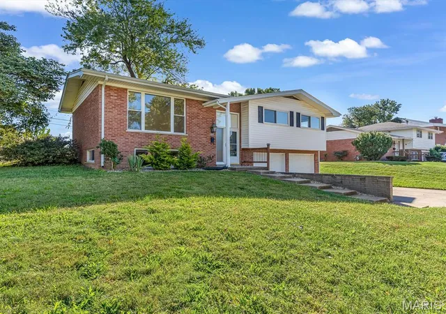Photo 3 of Single family home for sale at 10 President Way, Belleville, IL 62226 | MLS# MIS26064599 | Listing updated on 2026-10-08