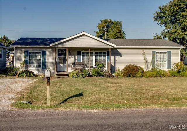 Photo 1 of Manufactured home for sale at 111 Southard Pl, South Roxana, IL 62087 | MLS# MIS26064611 | Listing updated on 2026-10-10