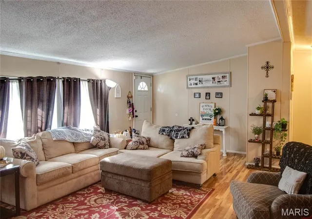 Photo 3 of Manufactured home for sale at 111 Southard Pl, South Roxana, IL 62087 | MLS# MIS26064611 | Listing updated on 2026-10-10