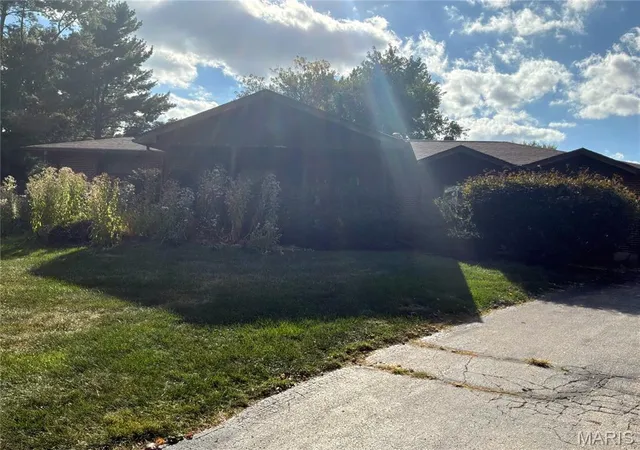 Photo 1 of Single family home for sale at 1435 & 1421 Schoettler Rd, Chesterfield, MO 63017 | MLS# MIS26064616 | Listing updated on 2026-10-17