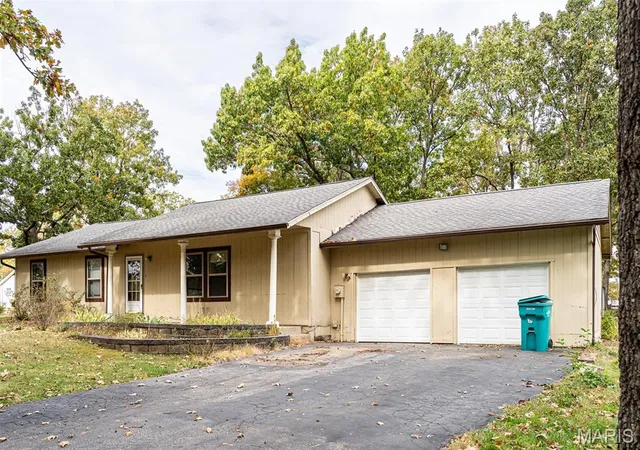 Photo 2 of Single family home for sale at 1405 Missouri Ave, Saint Clair, MO 63077 | MLS# MIS26064627 | Listing updated on 2026-10-28