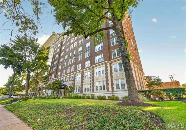 Photo 2 of Condo for sale at 725 S Skinker Blvd #1N, Saint Louis, MO 63105 | MLS# MIS26064634 | Listing updated on 2026-10-19