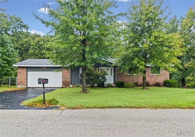 Photo 1 of Single family home for sale at 10 Windswept Dr, Arnold, MO 63010 | MLS# MIS26064653 | Listing updated on 2026-10-30