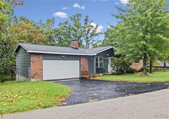 Photo 2 of Single family home for sale at 10 Windswept Dr, Arnold, MO 63010 | MLS# MIS26064653 | Listing updated on 2026-10-30