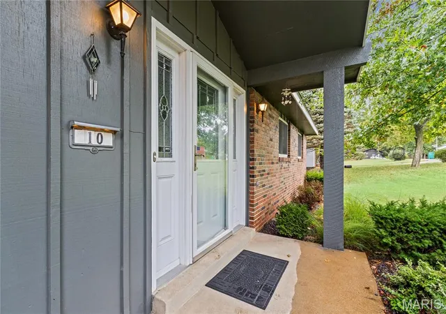 Photo 3 of Single family home for sale at 10 Windswept Dr, Arnold, MO 63010 | MLS# MIS26064653 | Listing updated on 2026-10-30