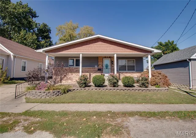 Single family home for sale at 424 W 1st South St, Carlinville, IL 62626 | MLS# MIS26064662