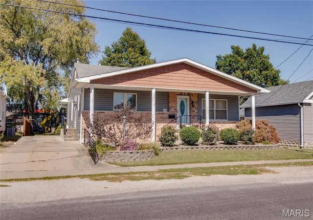 Photo 1 of Single family home for sale at 424 W 1st South St, Carlinville, IL 62626 | MLS# MIS26064662 | Listing updated on 2026-10-09