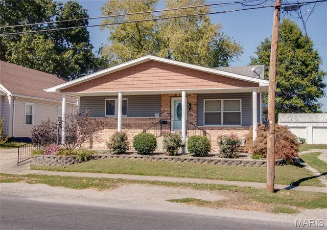 Photo 2 of Single family home for sale at 424 W 1st South St, Carlinville, IL 62626 | MLS# MIS26064662 | Listing updated on 2026-10-09