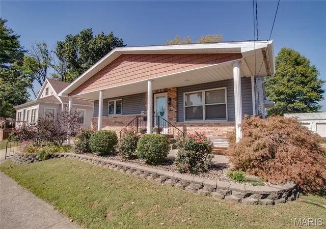 Photo 3 of Single family home for sale at 424 W 1st South St, Carlinville, IL 62626 | MLS# MIS26064662 | Listing updated on 2026-10-09