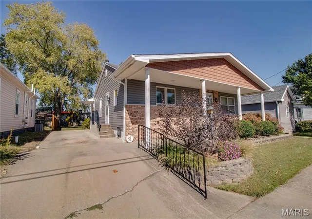 Photo 4 of Single family home for sale at 424 W 1st South St, Carlinville, IL 62626 | MLS# MIS26064662 | Listing updated on 2026-10-09