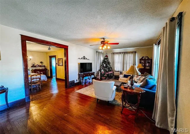 Photo 3 of Single family home for sale at 209 E Walnut, Shelbina, MO 63468 | MLS# MIS26064664 | Listing updated on 2026-10-20