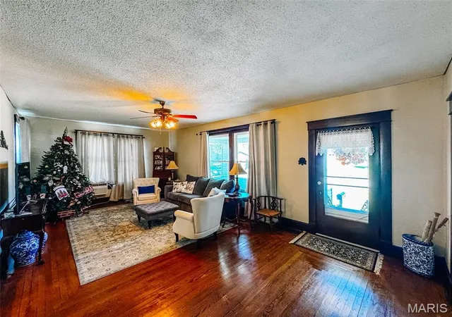 Photo 3 of Single family home for sale at 209 E Walnut, Shelbina, MO 63468 | MLS# MIS26064664 | Listing updated on 2026-10-20