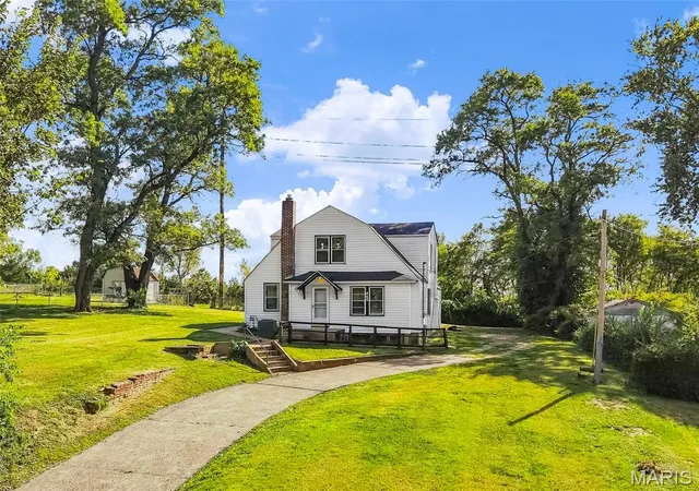 Photo 2 of Single family home for sale at 460 Adrian Dr, Saint Louis, MO 63137 | MLS# MIS26064667 | Listing updated on 2026-10-09