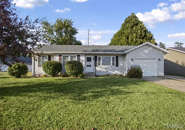 Single family home for sale at 121 Essex St, Jerseyville, IL 62052 | MLS# MIS26064687